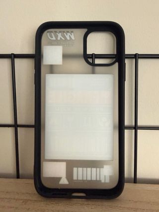 Funda Pull&Bear para iPhone 11 – diseño “Fragile”