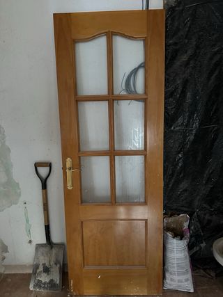 Marco de puerta de madera y cristal