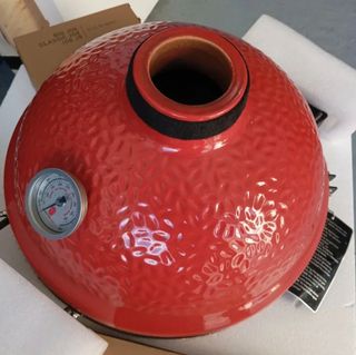 Barbacoa de carbón de cerámica en rojo fuego