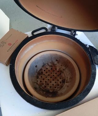 Barbacoa de carbón de cerámica en rojo fuego