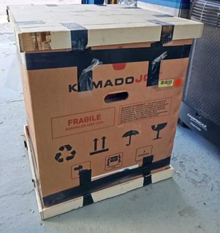 Barbacoa de carbón de cerámica en rojo fuego