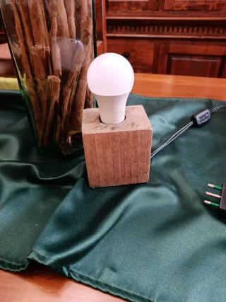 Lampada in legno grezzo