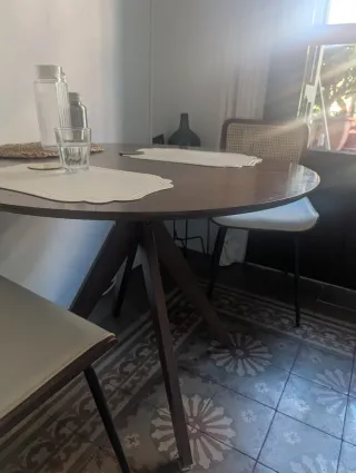 Mesa redonda y 2 sillas de comedor