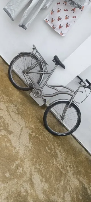 Bicicleta de paseo plateada