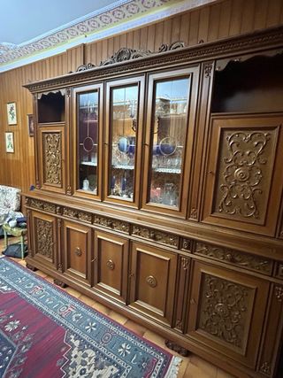 Mobile in legno con ante in vetro