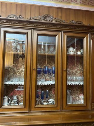 Mobile in legno con ante in vetro