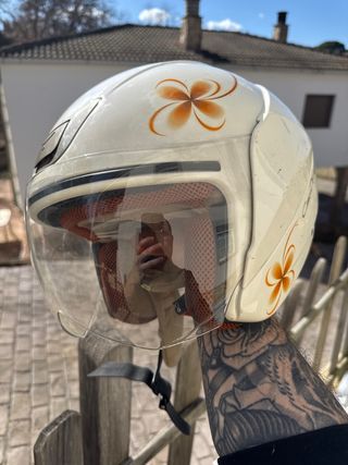 Casco moto blanco con flores