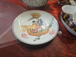 Lotto 4 oggetti orientali: teiera, ciotola, piatto