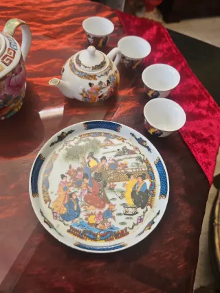 Lotto 4 oggetti orientali: teiera, ciotola, piatto