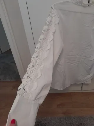 Camisa blanca con encaje. Está nueva.