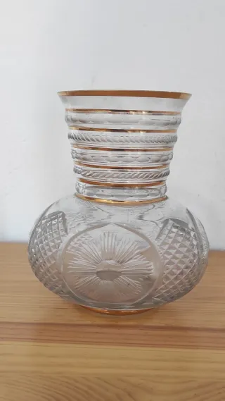 Jarrón antiguo de cristal tallado y dorado