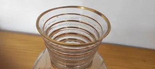 Jarrón antiguo de cristal tallado y dorado