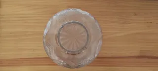 Jarrón antiguo de cristal tallado y dorado