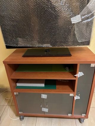Mesa TV con ruedas y puertas