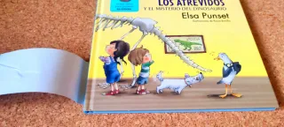 Los atrevidos y el misterio del dinosaurio / Th...