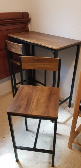 Mesa alta con 2 taburetes