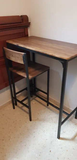Mesa alta con 2 taburetes