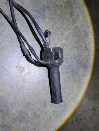Piña derecha acelerador Suzuki GSR 600