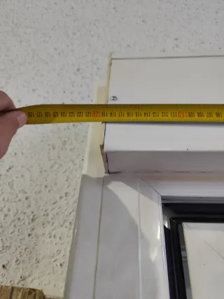 Ventana corredera blanca con persiana