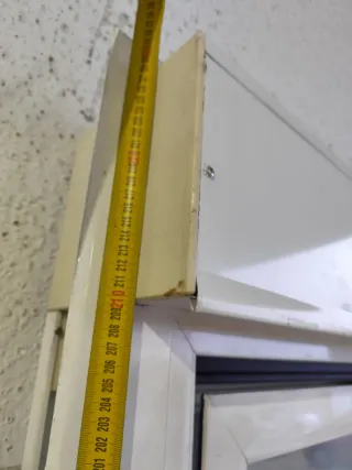 Ventana corredera blanca con persiana