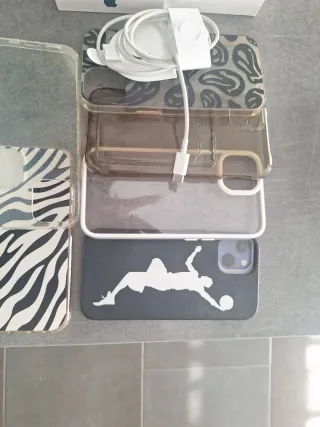 iPhone 13 Azul con Accesorios