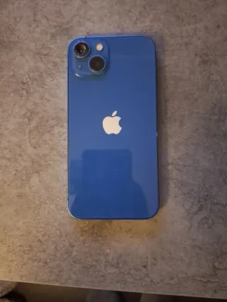 iPhone 13 Azul con Accesorios