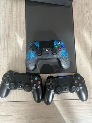PS4 (PlayStation 4) Negra + 3 Mandos + 4 Juegos