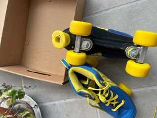 Patines de 4 ruedas azul y amarillo