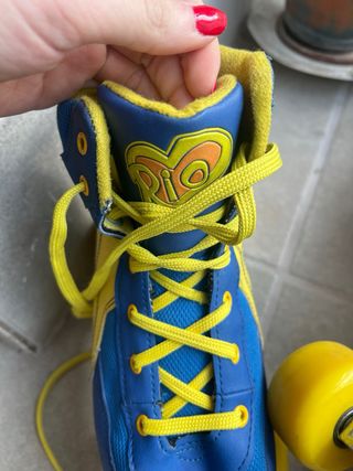 Patines de 4 ruedas azul y amarillo