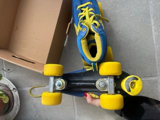 Patines de 4 ruedas azul y amarillo