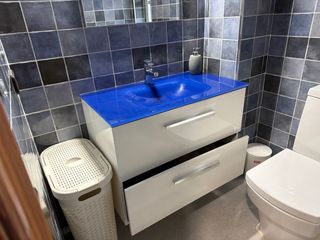 Mueble de baño suspendido con lavabo de cristal