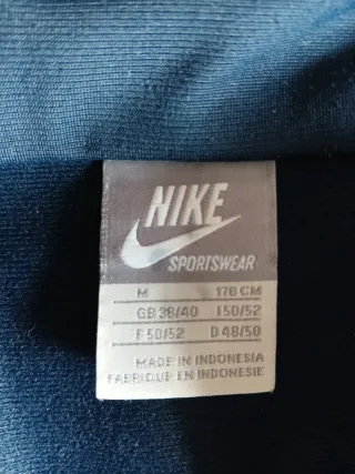 Chaqueta deportiva Nike azul y roja