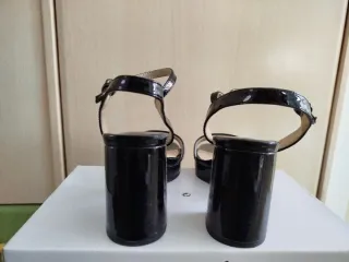 Sandalias charol negras tacón ancho.