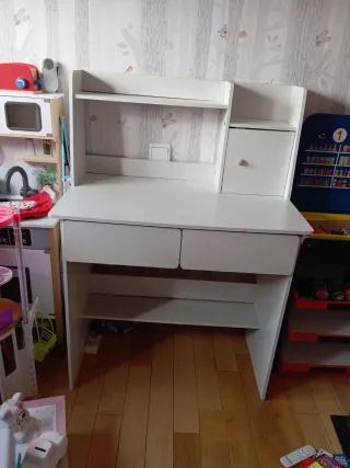 Escritorio juvenil blanco con estantería