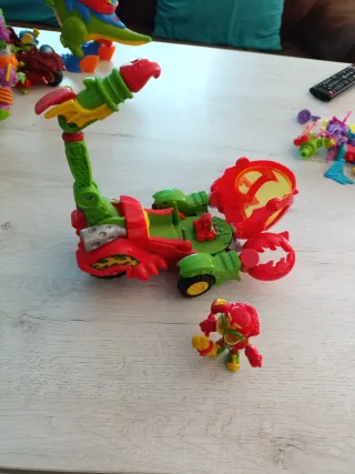 Superthings Escorpión Rojo y Verde