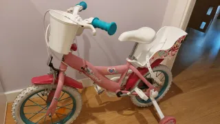 Bici Minnie 3+ con portamuñecos y casco