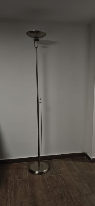 Lámpara de pie plateada de metal