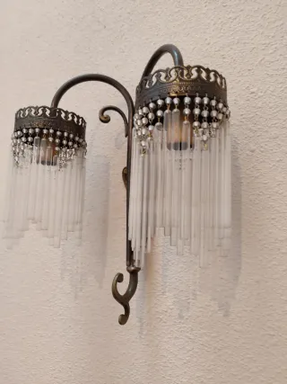 Lámpara de pared dorada y transparente