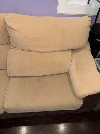 Sofá de tela beige y marrón