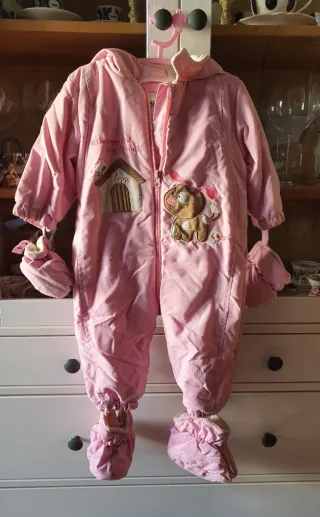 Mono rosa 6-12 meses con patucos y manoplas