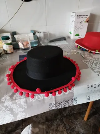 Disfraz Sombrero cordobés negro con adornos rojos