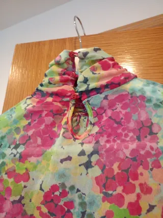 Blusa floral abstracta manga corta