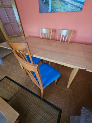Mesa y cuatro sillas