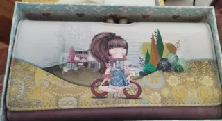 Monedero multicolor con dibujo de niña