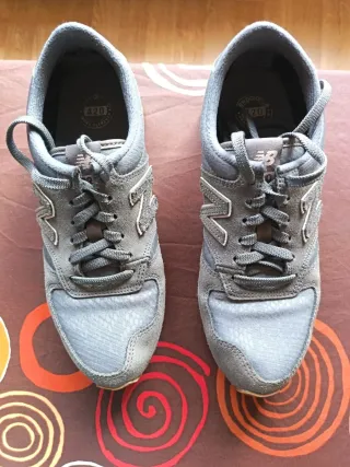 Zapatillas New Balance grises y beige
