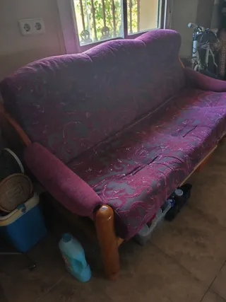 Sofá púrpura con estampado floral