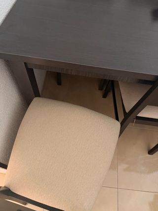 Mesa de comedor de madera oscura