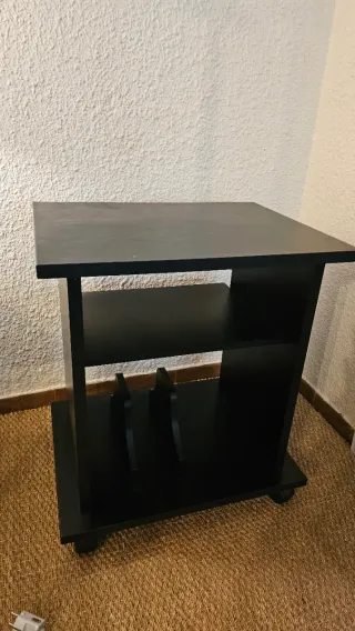 Mueble negro con ruedas