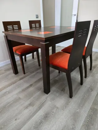 Mesa y 4 Sillas Comedor