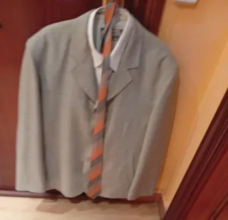 Traje de caballero talla 48 con camisa y corbata